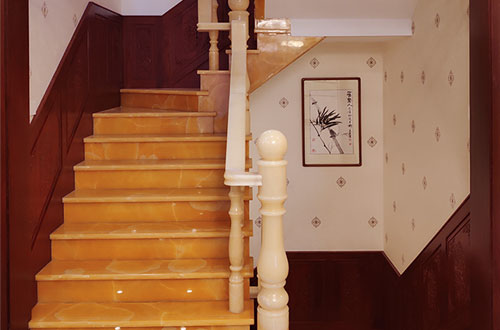 江达中式别墅室内汉白玉石楼梯的定制安装装饰效果